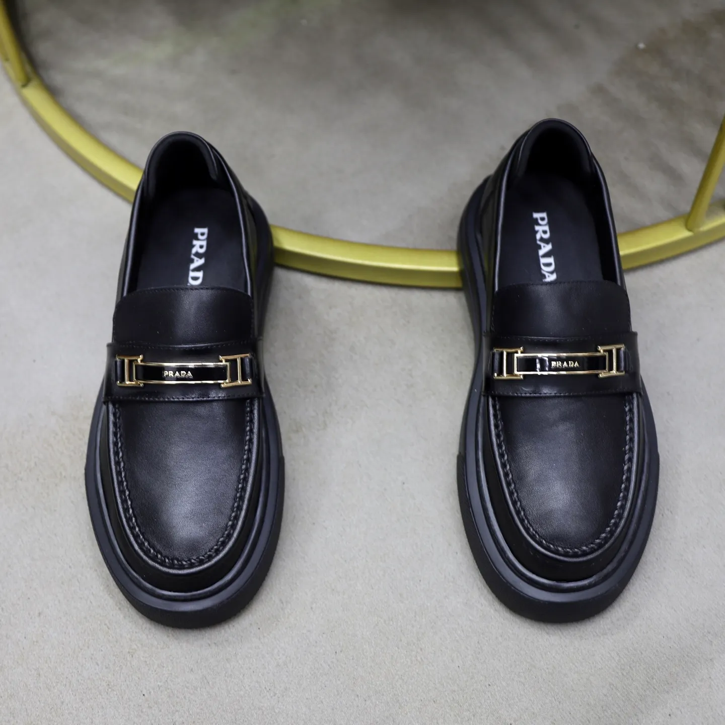 Ex-factory price: 500💰🙅‍♂️🙅‍♂️🙅‍♂️ Brand: PRADA Standard code: Men's code 38-44 (45 can be customized) Grade: Same style as the official website Original order quality Material: Original cowhide surface Comfortable lining Original outsole Style category: Men's fashionable casual leather shoes Distinguished big-name luxury elements Top luxury Color: Color of the actual picture
